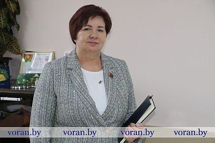 Прямую линию провела заместитель председателя Вороновского райисполкома Гражина Крахмальчик с жителями района