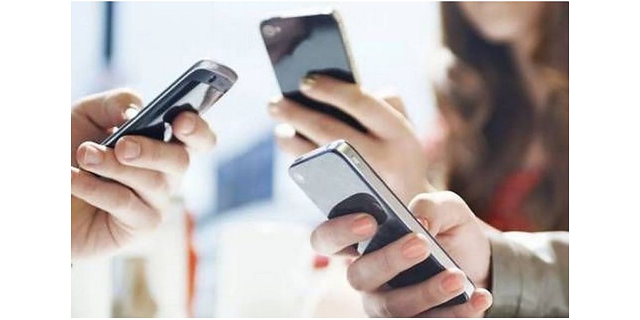 Кому разрешат пользоваться мобильниками в школе, рассказал министр образования