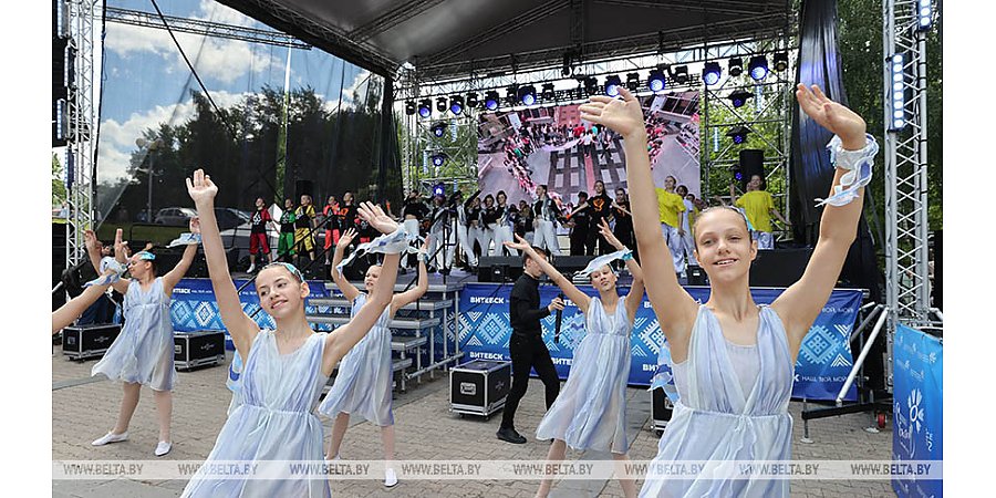 Патриотическая акция, конкурсы и концерт с участием Фогеля: День молодежи стартовал на "Славянском базаре"