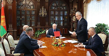 Александр Лукашенко обозначил задачи и отметил уникальность кадровых решений по министрам ЖКХ и Минтранса