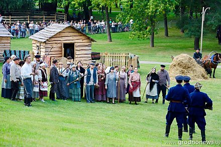 В Лиде ожила история: события 17 сентября 1939 года воссоздали на Дне белорусской письменности