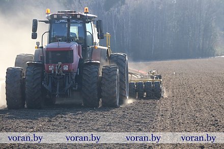 Аграрии Вороновщины первыми в области начали сев яровых культур