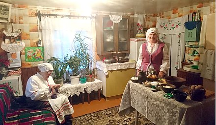 У Начы прайшлі здымкі тэлеперадачы “Жывая спадчына”. Мясцовыя гаспадыні падзяліліся рэцэптамі нацкіх дзеруноў