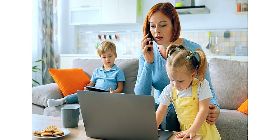 Какие трудовые гарантии есть у женщин с детьми, рассказали в Минтруда