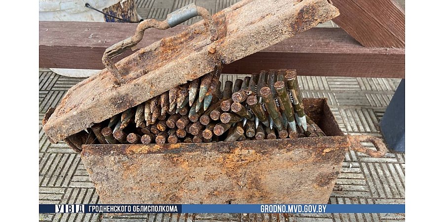 В Гродненском районе на стройке откопали ящик с сотнями патронов