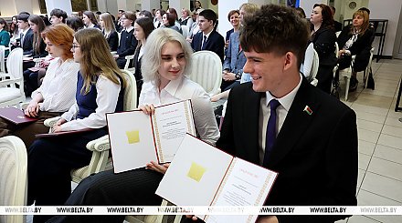 От школьной скамьи - к вершинам науки. В Минске вручили свидетельства специального фонда Президента