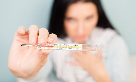 Как не заболеть в сезон простуд и чем опасна домашняя медицина: советы терапевта