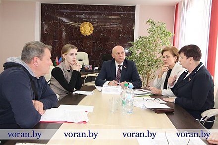 Член Постоянной комиссии  по законодательству и государственному строительству Совета Республики Национального собрания Республики Беларусь Андрей Жамойда провел прием граждан в Вороново 