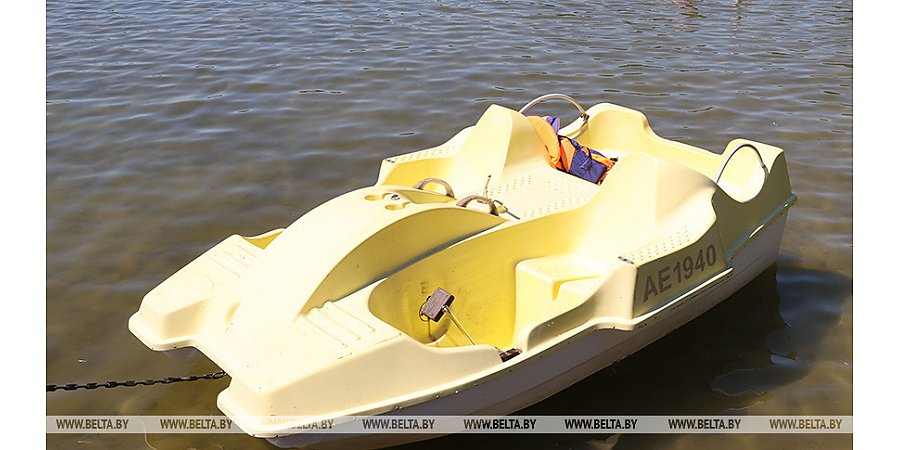 Катамаран с 5 пассажирами опрокинулся на Нарочи