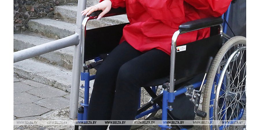 Кто может получить кресло-коляску бесплатно, рассказали в Минтруда