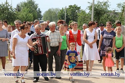 На чацвёрты дзень тыдня культуры праект “Будзь здаровы, гаспадар, будзь здарова, гаспадыня!” прыехаў у вёску Алякшышкі Доцішскага сельсавета (Дапоўнена)