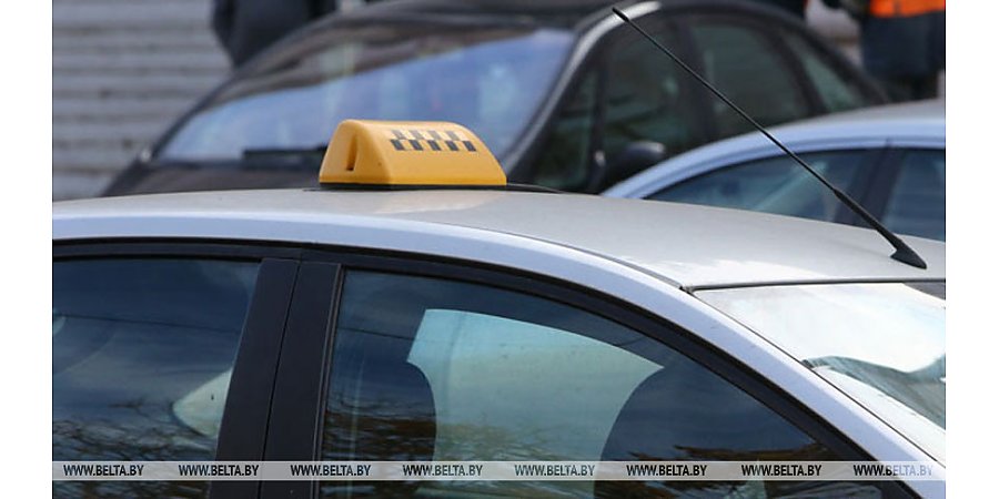 Таксист в Минске вернул деньги пенсионерке, обманутой телефонными аферистами