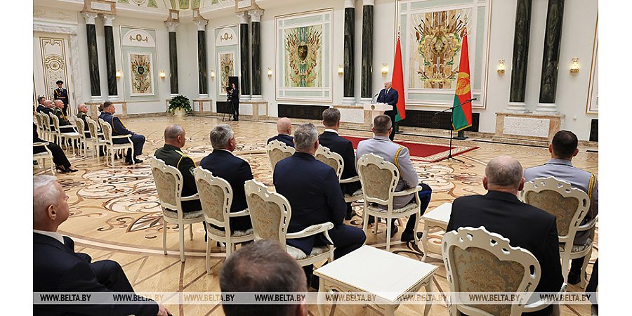 Александр Лукашенко в преддверии священной даты - 80-летия Победы - вручил государственные награды