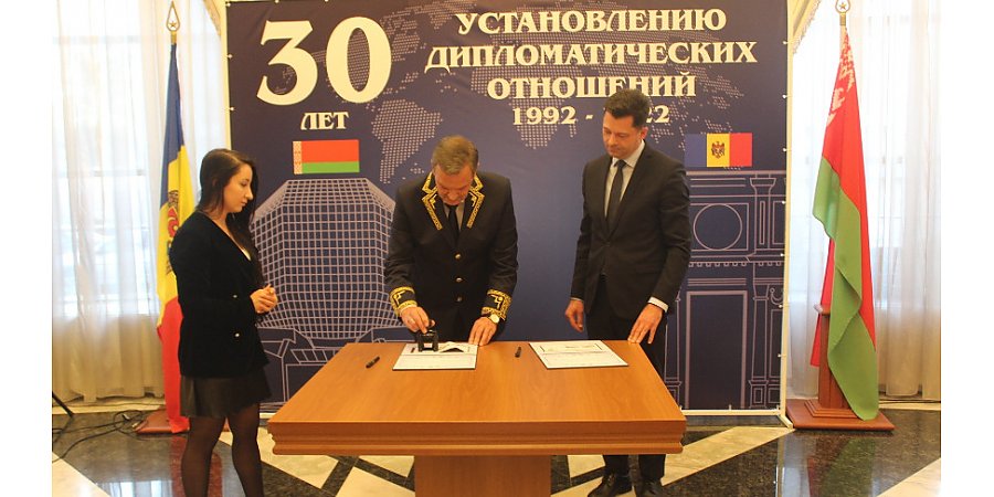 Фотовыставка и гашение юбилейной почтовой марки: Беларусь и Молдова отмечают 30-летие дипотношений