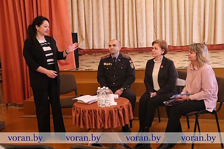 В рамках Единого дня информирования в Беняконской средней школе прошел сход граждан с участием главы районного депутатского корпуса Елены Ганевич