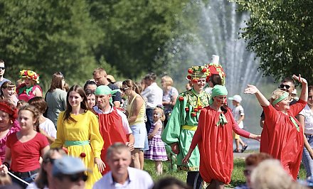 ФОТОФАКТ. Праздник «Ивьевский помидор» собрал в томатной столице Гродненщины сотни гостей