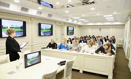 «Мова – гэта душа народа». У Міжнародны дзень роднай мовы супрацоўнікі аблвыканкама далучыліся да агульнай беларускамоўнай дыктоўкi