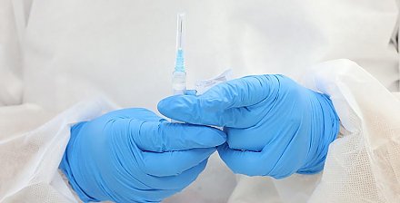 Великобритания стала первой страной в мире, одобрившей вакцину против омикрона