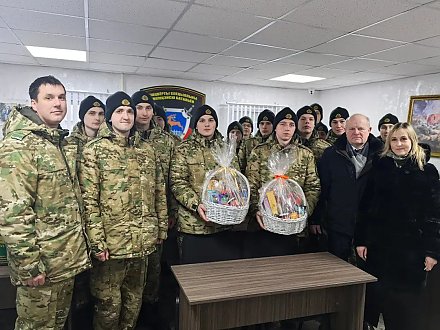 Председатель Гродненской областной профсоюзной организации работников АПК поздравил военнослужащих войсковой части 5522 с Днём защитника Отечества