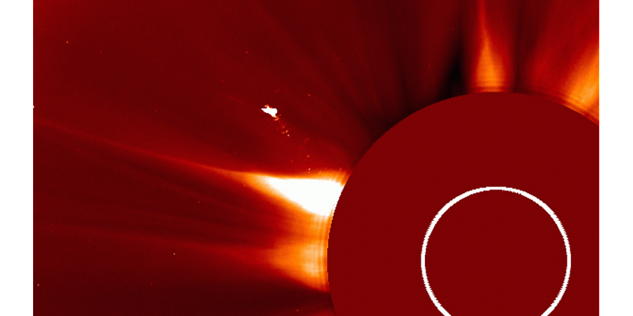 Над Солнцем обнаружили похожий на птицу объект размером больше Земли