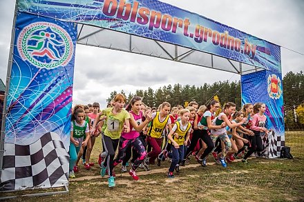 В чемпионате и первенстве Гродненской области по легкоатлетическому кроссу состязались около трехсот бегунов (+видео)