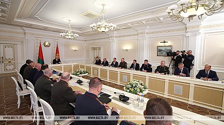 Александр Лукашенко обозначил важность оснащения войск современным вооружением для решения задач обороны