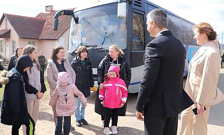 «Спасибо белорусам за помощь и теплый прием». Участники детского ансамбля из Молдовы, которых поляки и литовцы двое суток не пропускали через границу, отправились домой