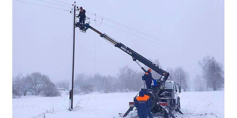 Непогода нарушила электроснабжение в более чем 650 населенных пунктах. Энергетики рассказали, как справляются