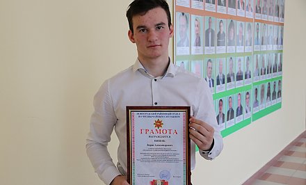 Александр Лукашенко наградил медалью учащегося колледжа из Новогрудка за спасение тонущей женщины