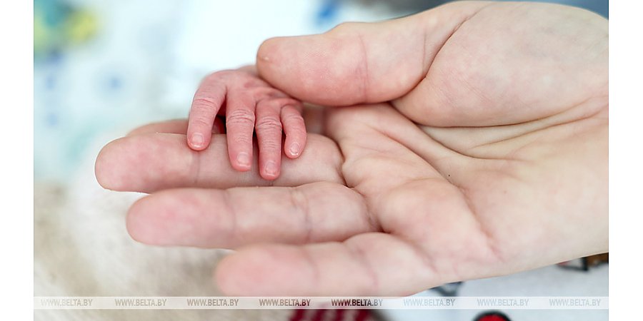 Можно ли совмещать работу с декретом и как это скажется на выплатах, рассказали в Минтруда 