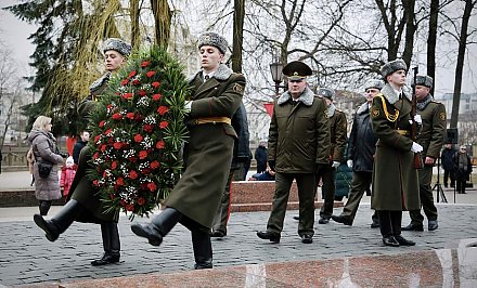 В День защитников Отечества в парке Жилибера в Гродно прошла торжественная церемония возложения цветов к братской могиле советских воинов и партизан