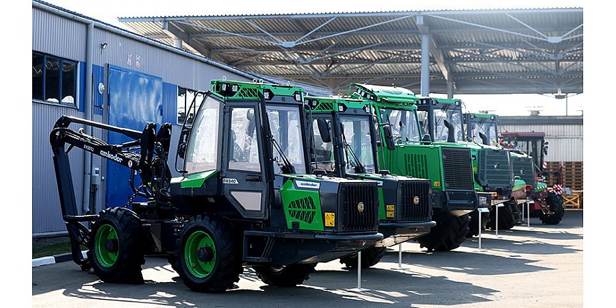 Александр Лукашенко во время рабочей поездки в Витебскую область посещает Оршанский лесхоз