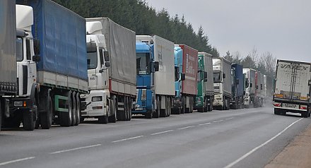 Более 600 большегрузов ожидают выезда на границе с Литвой