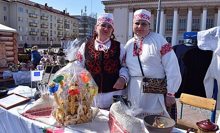Пасхальные сувениры, вербы и роспись яиц: ярмарка ремесленников прошла в центре Гродно