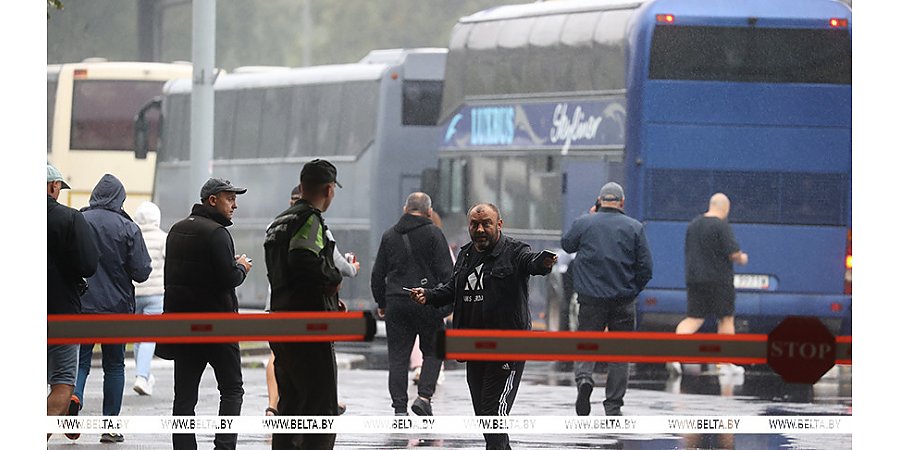 "По нервам бьет". Выезда в Польшу в пункте пропуска "Брест" ожидают граждане разных стран