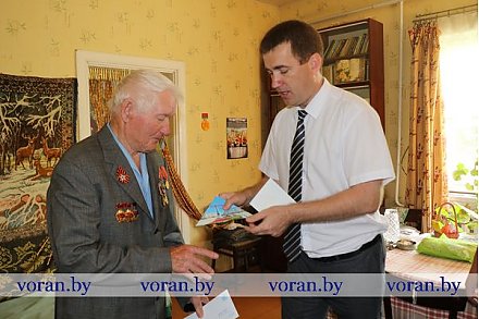 В Вороновском районе ветеранам и узникам войны вручили юбилейные медали в честь 75-летия освобождения Беларуси от немецко-фашистских захватчиков