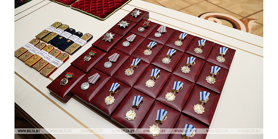 Александр Лукашенко вручил госнаграды самым успешным женщинам и генеральские погоны самым мужественным воинам