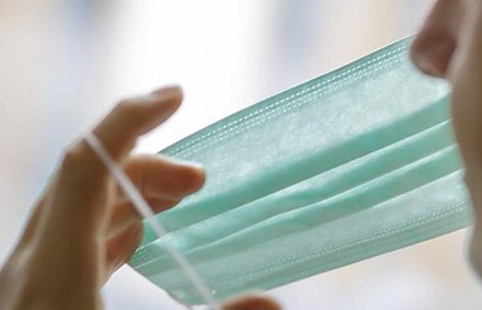 Как защитить пожилых людей от вирусов, рассказали в Минздраве