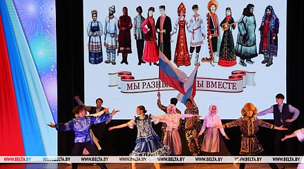 "Камаринская" пляска, песни и знакомство с историей. Как прошел День России на форуме "Дети Содружества"