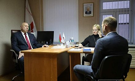 «В том и сильна власть, что она делает все своевременно, и проблемы не становятся застарелыми болячками». Юрий Караев провел прием граждан в общественной приемной РОО «Белая Русь»