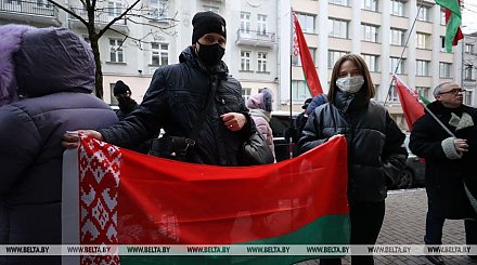 ФОТОФАКТ: Белорусы собрались на пикет у посольства Великобритании в Минске