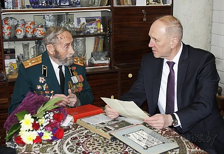 Юбилейные медали «100 год Узброеным сілам Рэспублікі Беларусь» начали вручать ветеранам на Гродненщине