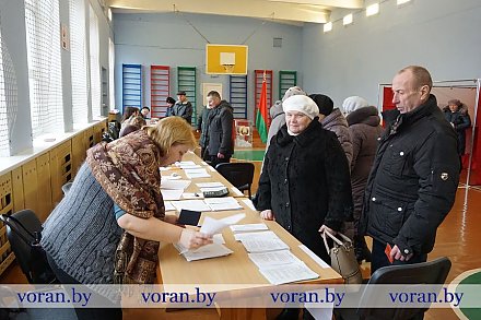 В атмосфере единения и праздничного настроения проходит голосование на Радунском избирательном участке