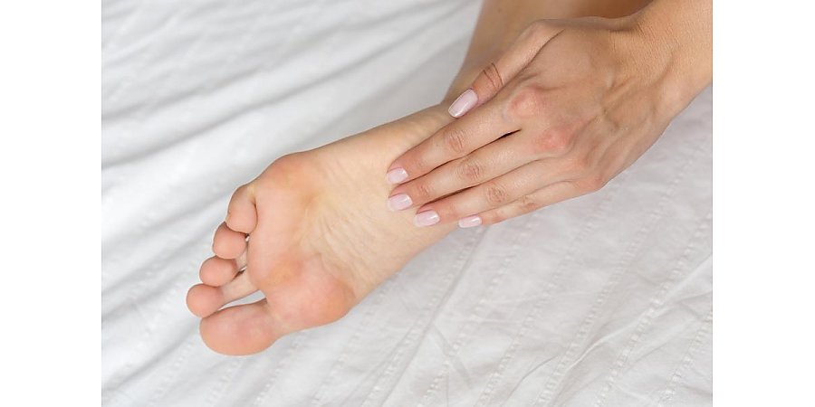 Врач объяснил, из-за чего может возникать «шишка» на пятке