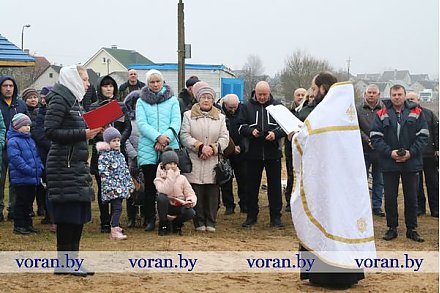 На Вороновщине желающие окунулись в крещенскую воду  на водоеме в райцентре (Фото)