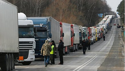 Более 120 фур стоят на границе с Литвой