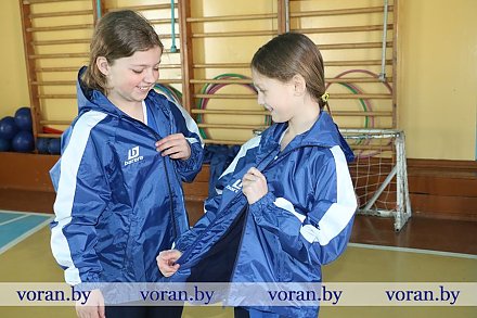 На удачу! В Вороново будущим олимпийцам подарили спортивную форму