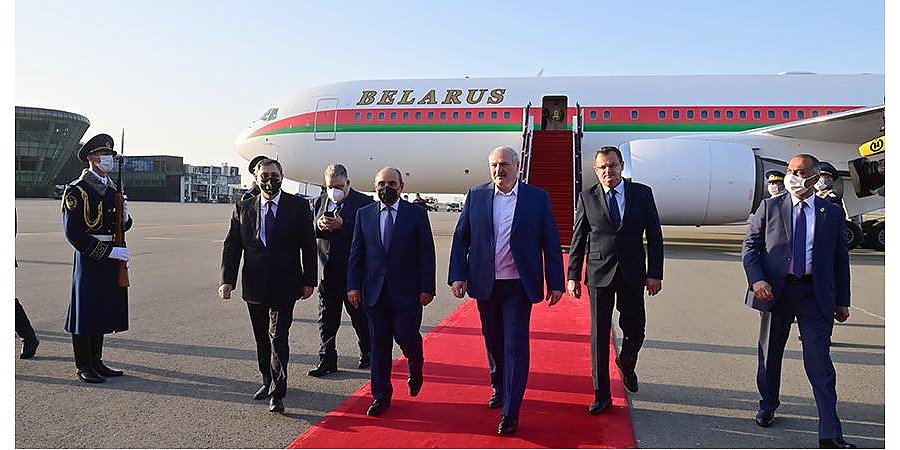 Александр Лукашенко прилетел в Баку. Президенты Беларуси и Азербайджана встретились за неформальным ужином