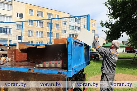 С вещами на выход! Крайнюю меру в борьбе со злостными неплательщиками начали применять сотрудники Вороновского РУП ЖКХ