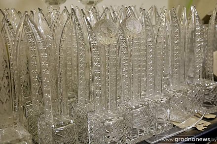 На стеклозаводе «Неман» в Березовке завершили работу над главным призом Республиканского фестиваля национальных культур